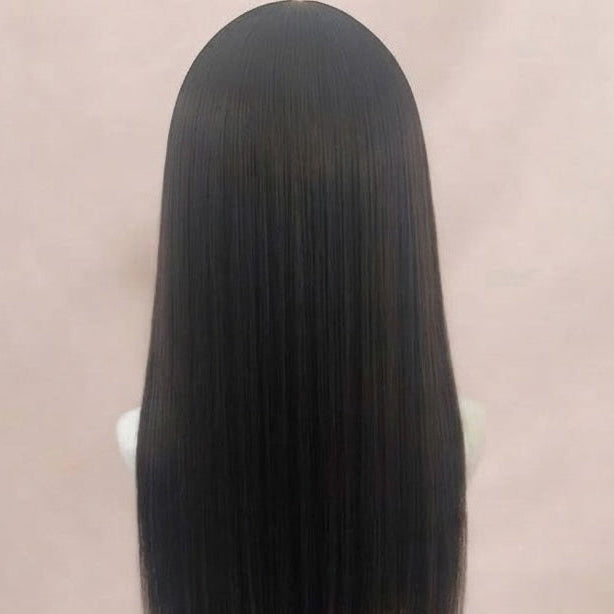 Une vue arrière d'une perruque en cheveux humains lisses et noirs, posée sur un présentoir, devant un fond en tissu froissé de couleur rose poudré. La texture des cheveux est visible jusqu'aux pointes.